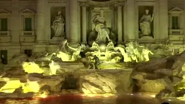 Fontana di Trevi, vandalizată după ce un bărbat a turnat vopsea roşie în apă!