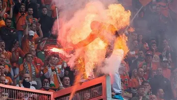INCREDIBIL! Fortele de ordine i-au dat foc pe stadion! Vezi la ce meci s-a intamplat