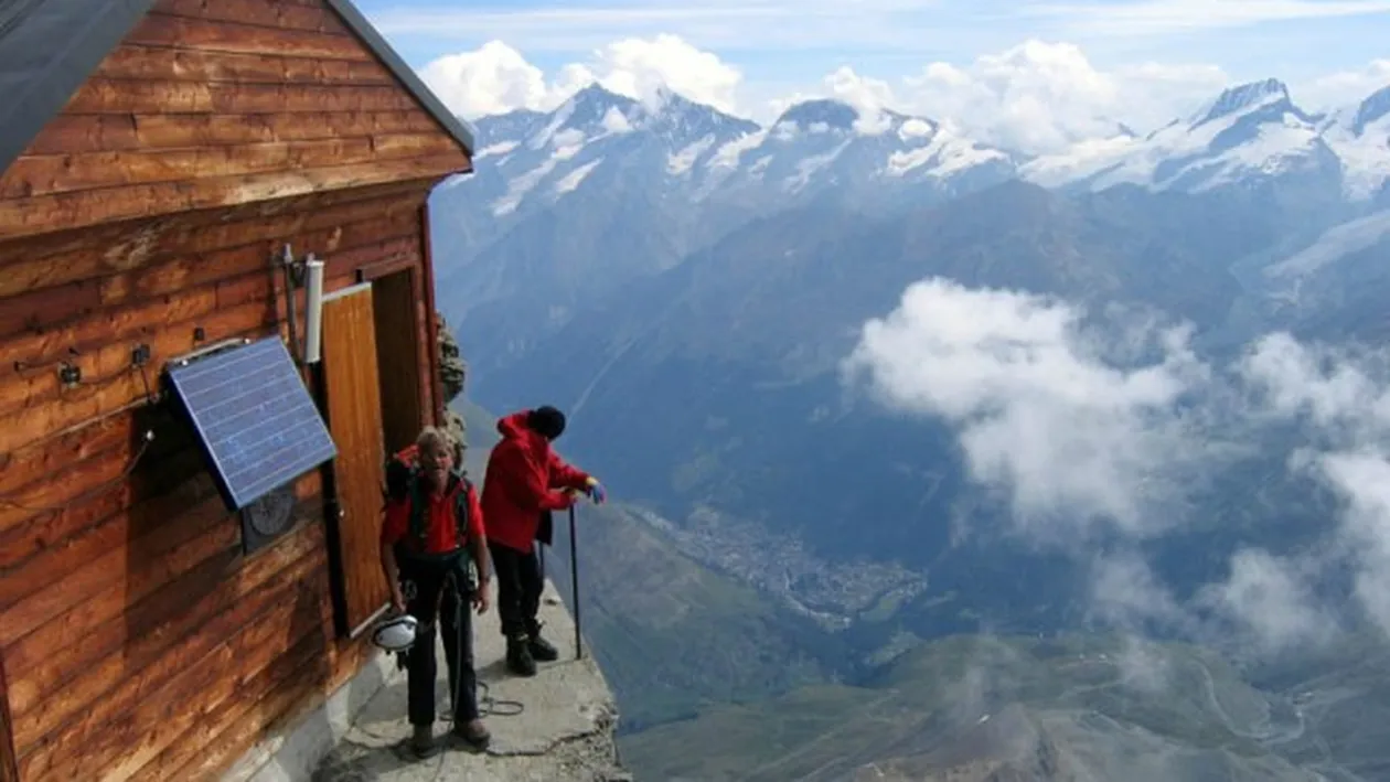 Aceasta este cabanuta care a salvat mii de vieti. E cocotata la 4000 de metri altitudine pe buza unei prapastii