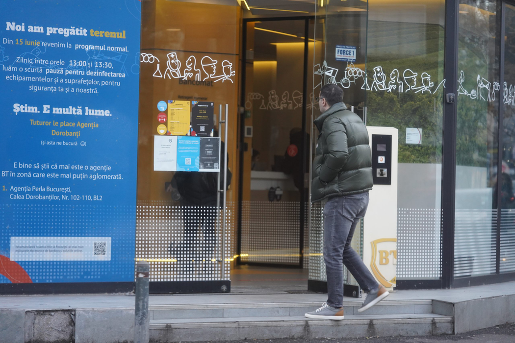 Toni Iuruc își așteaptă rândul la bancă (Foto: CANCAN.RO)