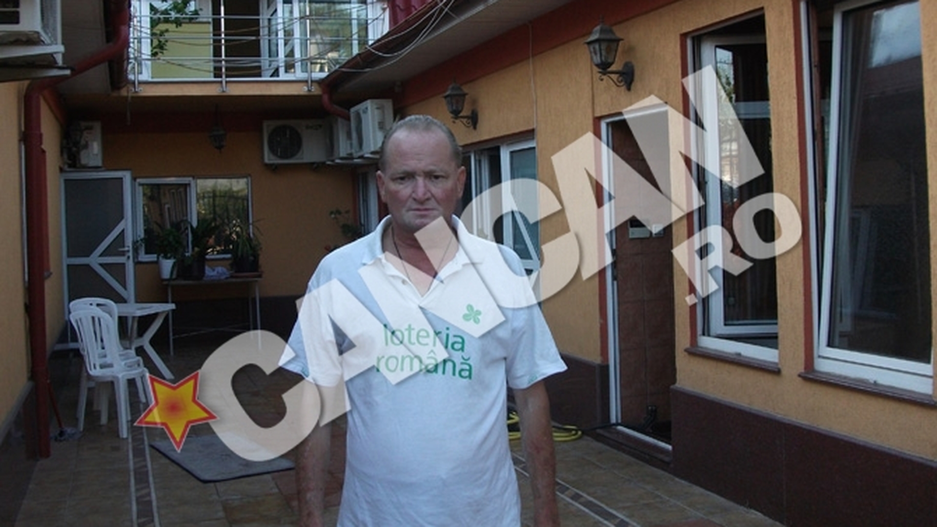 Varianta halucinanta a angajatului Loteriei Nationale, filmat facand striptease in fata institutiei: "E o inscenare! Ma acuza ca l-am stropit pe soferul consilierului directorului general cu apa!"