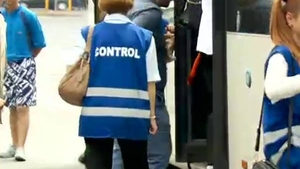 Ce a pățit un bucureștean în autobuzul 104: "Azi dimineață a venit la mine o doamna cu geaca albastra și cu scris mare CONTROL"