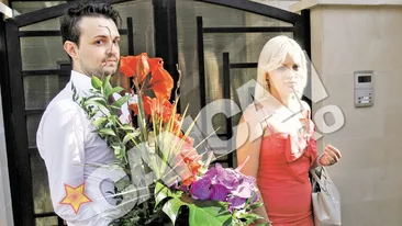 Prieteni sau simpli sustinatori au venit de ziua fostului premier la vila din Zambaccian.  Flori si cadouri pentru Adrian Nastase