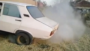 Cum a ajuns Dacia 1310 a lui Guţă să facă senzaţie pe Internet. Toată lumea pare vrăjită. „Asta e propulsie!“