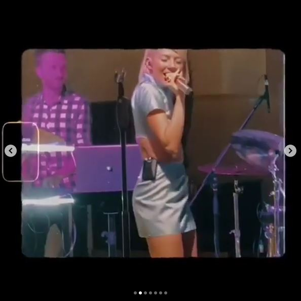 Lidia Buble a încins Instagram-ul după ce a ridicat picioarele în timp ce purta o fustă mini! Are sau nu lenjerie intimă?!