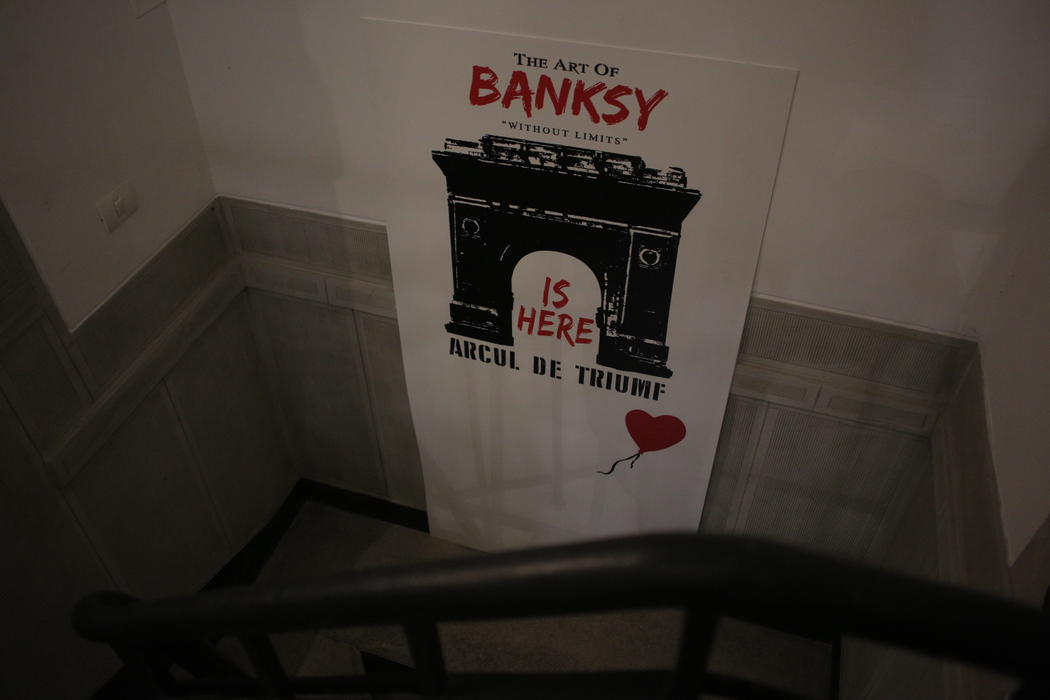 „The Art of Banksy”. Banksy, celebrul ”artist graffiti”, expoziție de senzație în Arcul de Triumf