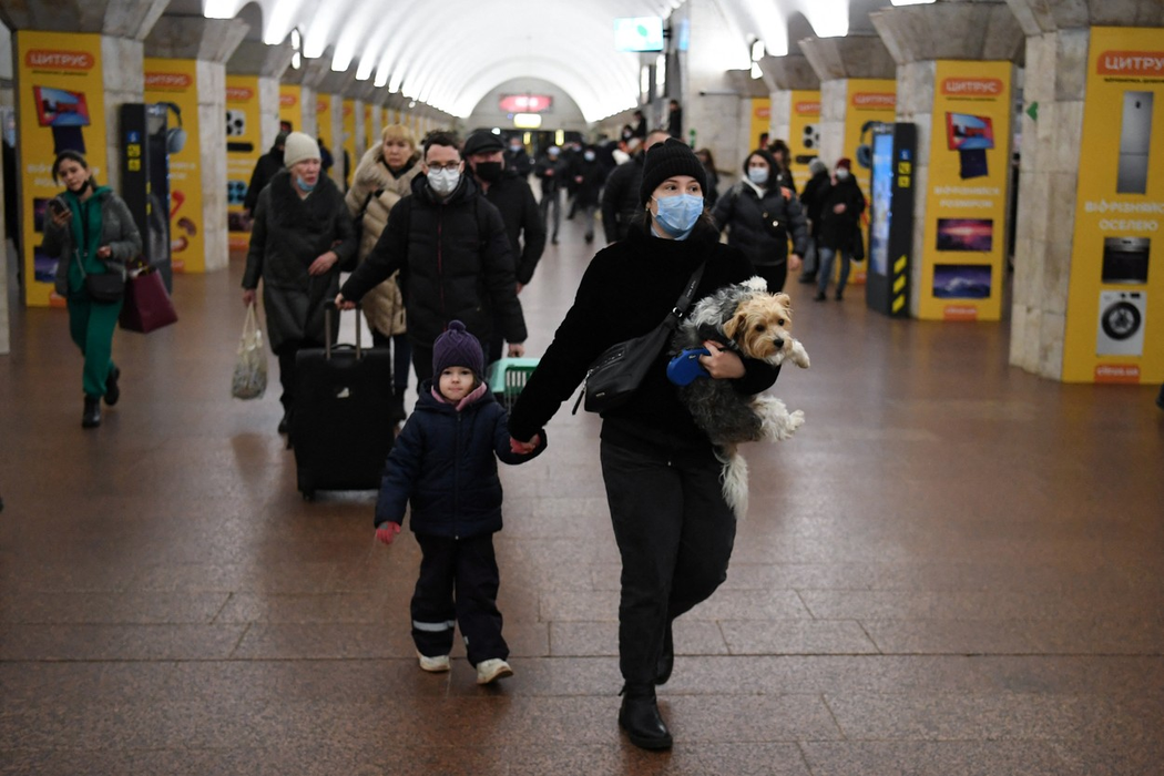 O femeie și copilul ei, dar și câinele lor, într-o stație de metrou din Kiev, la începutul zilei de 24 februarie 2022. (Sursa foto: profimedia.ro)
