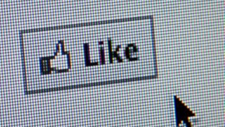 Obsesia Facebook, dusa la extrem! Un cuplu si-a botezat fetita "Like"