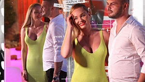 Ce sâni mari și-a ”pus” Maria Constantin! Rochia mulată a artistei a arătat totul!