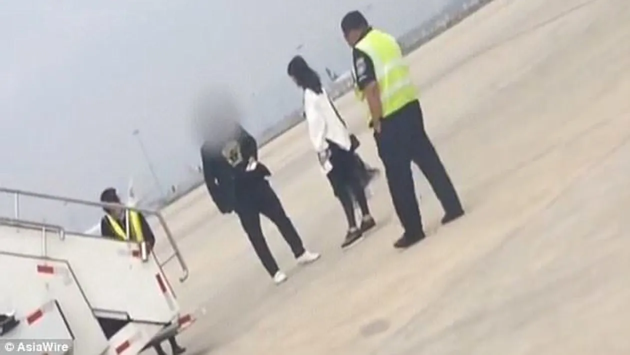 Au fost daţi afară din avion pentru că au iscat un scandal monstru! Femeia a aflat că soţul o înşală chiar când plecau în vacanţă şi a luat-o razna sub privirile îngrozite ale pasagerilor