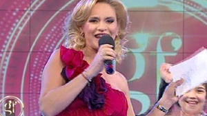 VIDEO Insarcinata in sapte luni, Gabi Firea a cantat si dansat energic la prima editie a emisiunii sale!