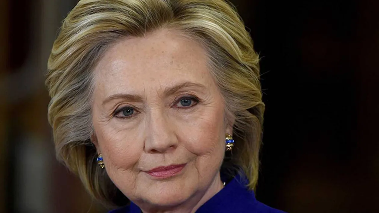 HILLARY CLINTON a căzut din picioare! A fost luată pe sus în stare de inconştienţă