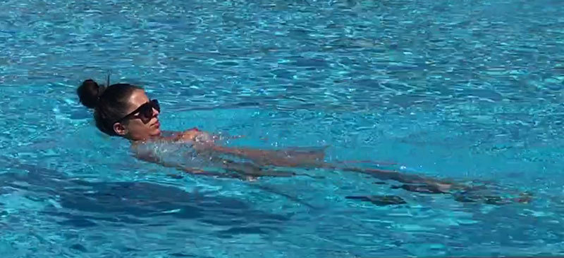 Adelina nu a intrat în panică în momentul în care i-a căzut sutienul în piscină