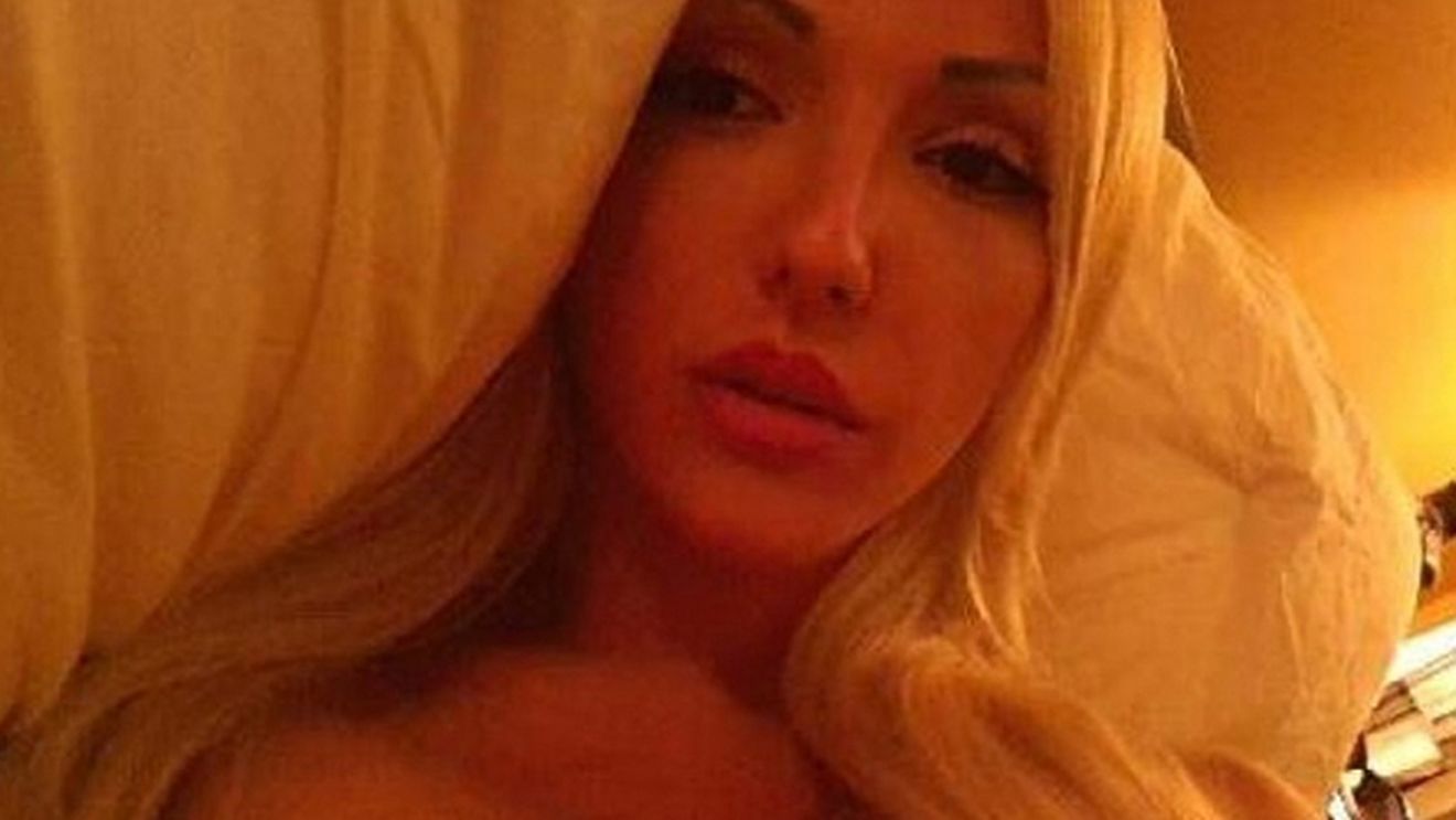 "Alternativa pentru Viagra!" Alexandra Harra arata ca e naturala din cap pana-n picioare. Vezi cat de sexy a pozat in bazin!