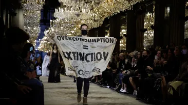Prezentarea de modă a colecției Louis Vuitton, întreruptă de două activiste de mediu. Femeile au urcat pe podium, printre manechine