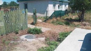 Localitatea din România în care poți cumpăra o casă bătrânească pentru doar 10.000 de euro. Terenul are 2.900 de metri pătrați