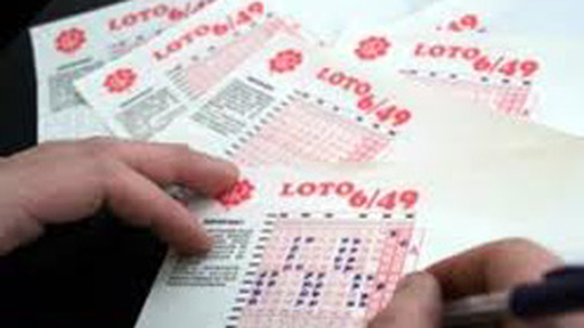 Noroc chior! Castigatorul de la Loto a ramas fara loc de munca acum o saptamana si si-a cumparat biletul norocos cu ultimii bani. Vrea sa ia ajutor de somaj chiar daca e mai bogat cu un milion de euro
