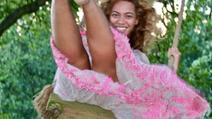 Beyonce si Jay Z asa cum nu i-ai mai vazut! Imagini supertari din albumul lor de familie - El o da in leagan, iar ea se distreaza grav nemaiavand nevoie de tot luxul pe care si-l permite