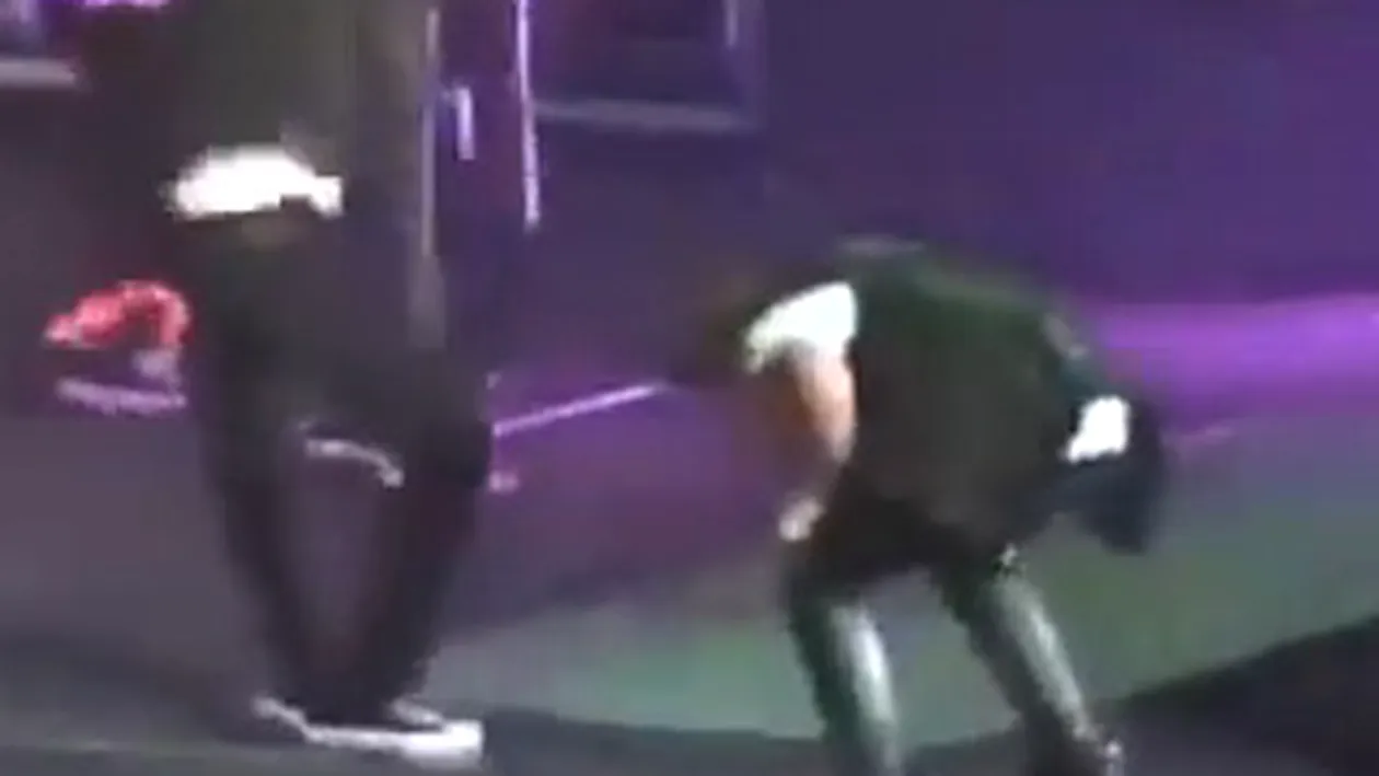 VIDEO Cat de scarbos! Justin Bieber a vomitat pe scena, in fata a mii de fani