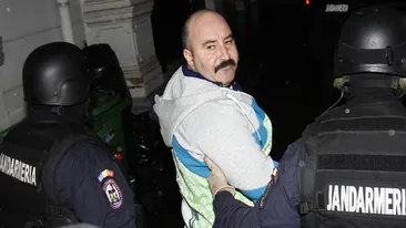 Foto-marturie! Marea slabiciune a lui Nutu Camataru'! Spaima Bucurestiului s-a topit tot cand a luat un bebelus in brate!