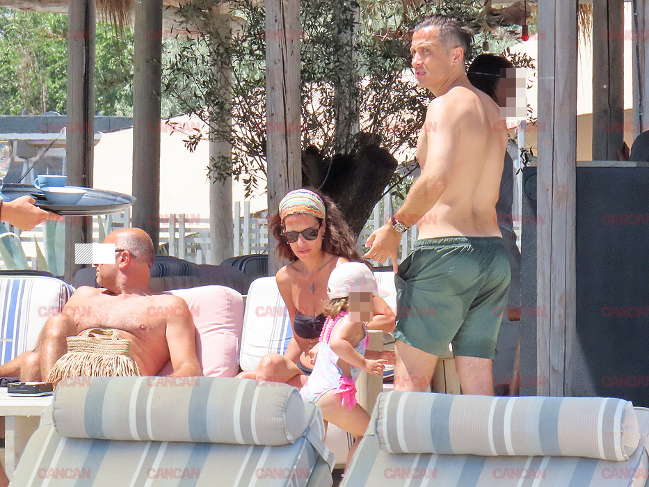 Familia Alice Peneacă și Dragoș Caliminte cu fetița pe litoral