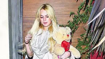 Lindsay Lohan, cu ursul de plus in brate, la patru dimineata