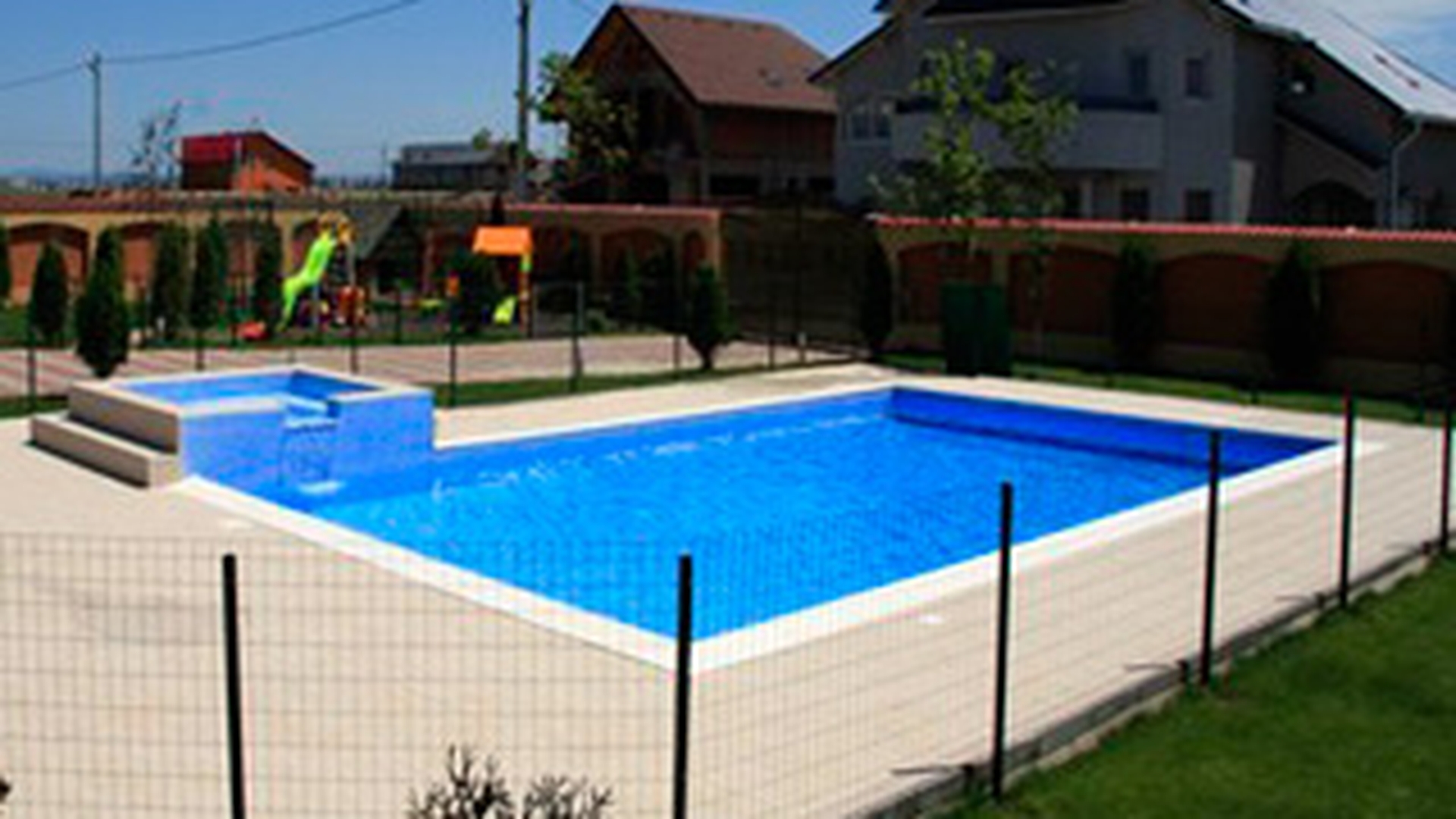 Un copil de 13 ani a murit inecat in piscina unui club din Ploiesti