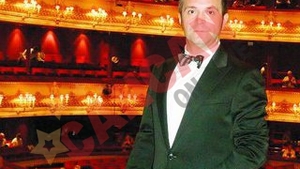 L-au invitat la opera in Londra