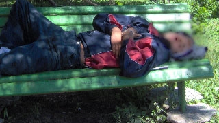 Un roman fara adapost, cu antecedente pentru agresiuni sexuale, listat la tribunal cu domiciliul pe o banca din parc