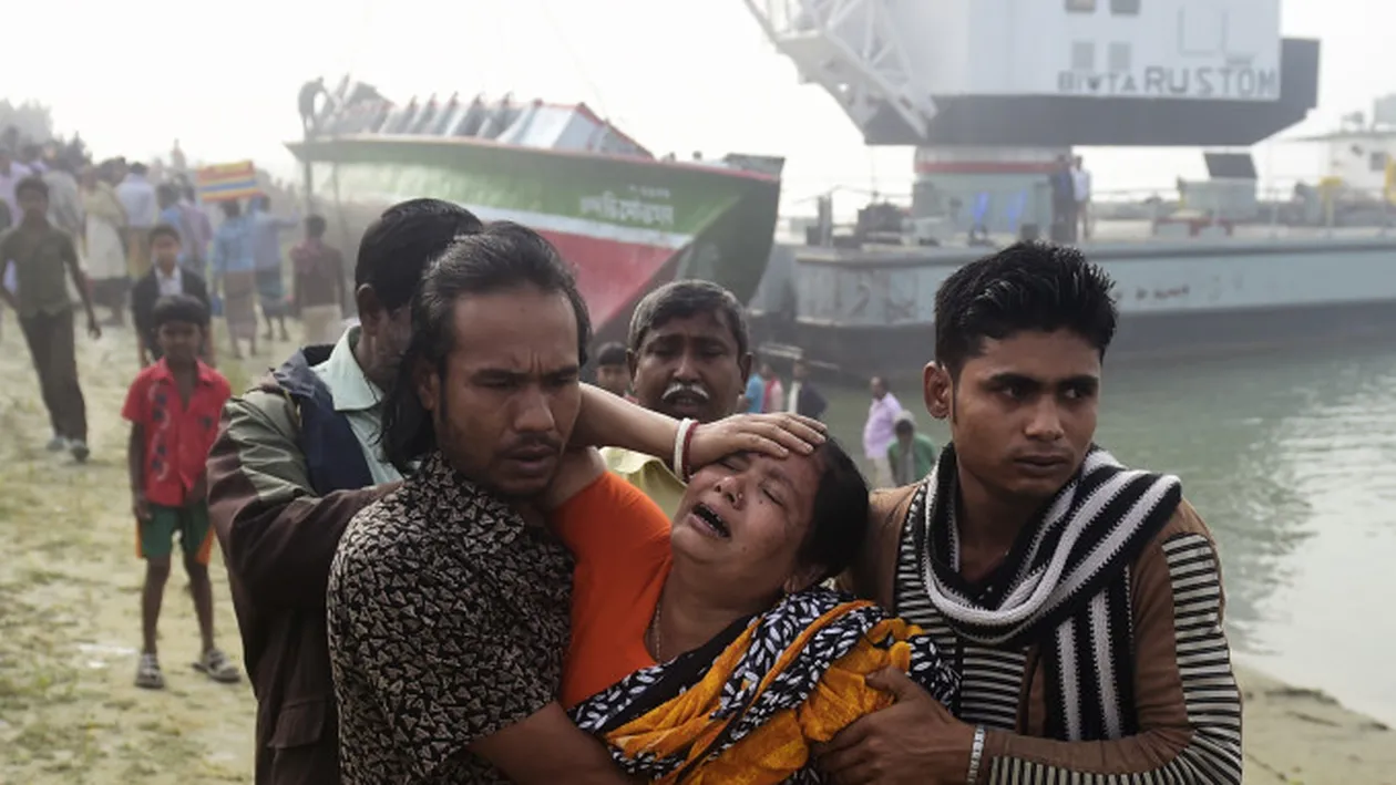 Cel puțin 30 de persoane au murit și alte câteva zeci, după coliziunea a două feriboturi