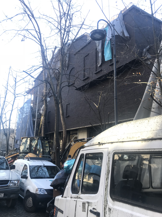 Akoury a ridicat un colos lângă palatul prezidenţial al lui Klaus Iohannis