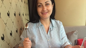 GABRIELA CRISTEA s-a afişat în costum de baie la piscină! Uite cât de mare are burtica 