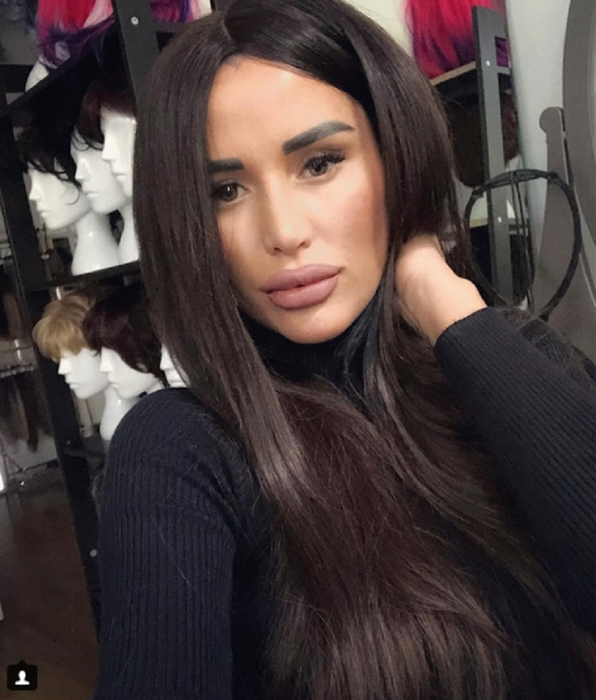 Daniela Crudu, schimbare radicală de look. Fosta asistentă TV şi-a pus două culori tari în cap: roz şi mov