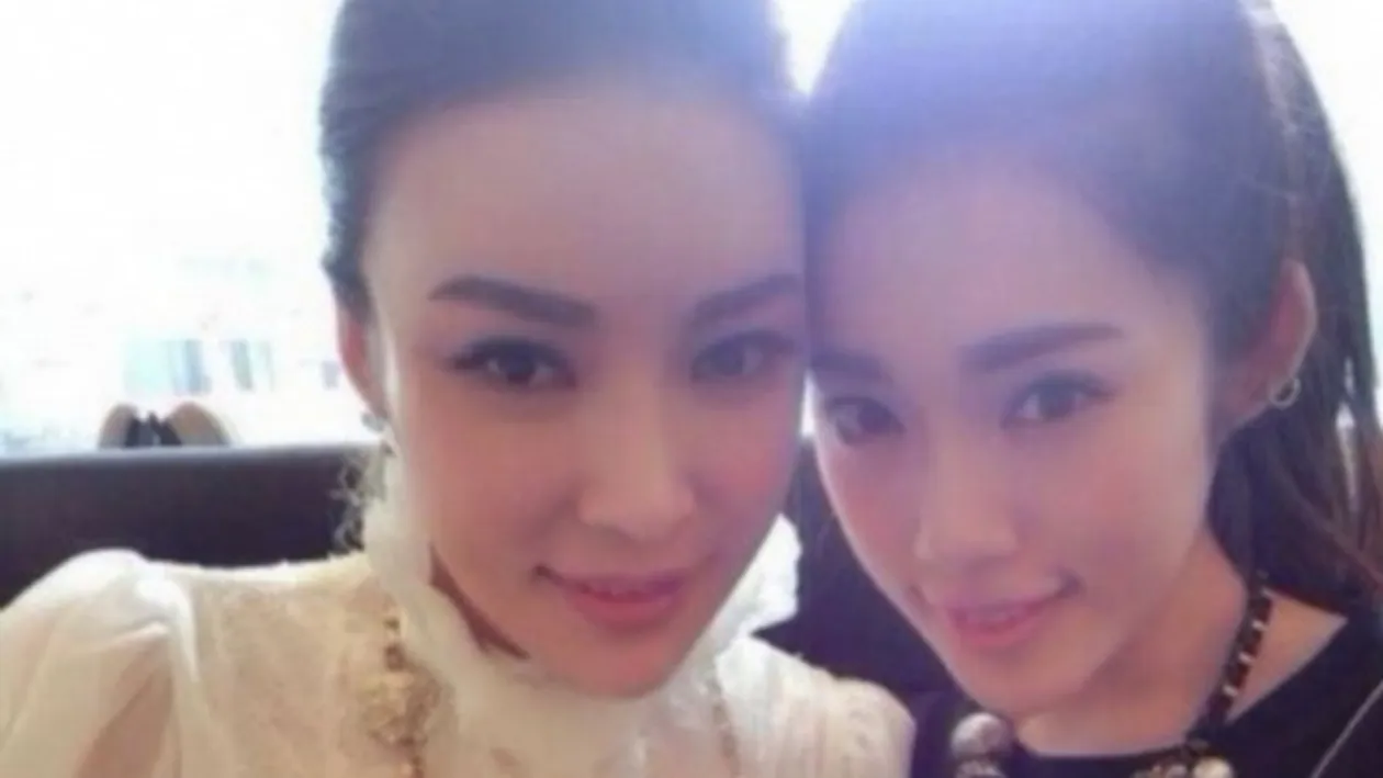 Cine sunt de fapt femeile din imagine! Nimeni n-ar banui relatia INCREDIBILA dintre ele