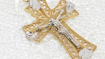 Cine vrea să-ţi dea o cruciuliţă cadou? Motivul pentru care ar trebui s-o refuzi