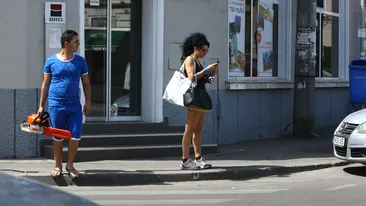 DJ Wanda face victime cand isi plateste facturile! Vezi aici cum a reusit sa-i innebuneasca bruneta pe functionarii bancari!