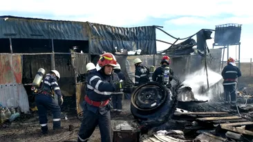VIDEO. Incendiu puternic într-o parcare de TIR-uri din Dâmbovița