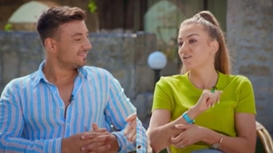 Codruța Filip l-a lovit pe Valentin Sanfira, iar Antena 1 a difuzat imaginile. Ipostazele amuzante în care au fost surprinși pe vremea când formau un cuplu