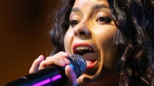 Te îngrozeşte când cântă live, dar melodiile ei înregistrate sună perfect! Ascultă aici ultima piesă a Innei