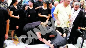 Parintii ziaristei din Iasi ucisa de fratele ei sunt devastati. Ieri si-au ingropat fiica, azi fiul