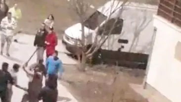 VIDEO. Bătaie generală cu bâte și săbii într-un cartier din Arad. Măcelul a pornit după după ce o fată de 12 ani s-a sărutat cu un vecin