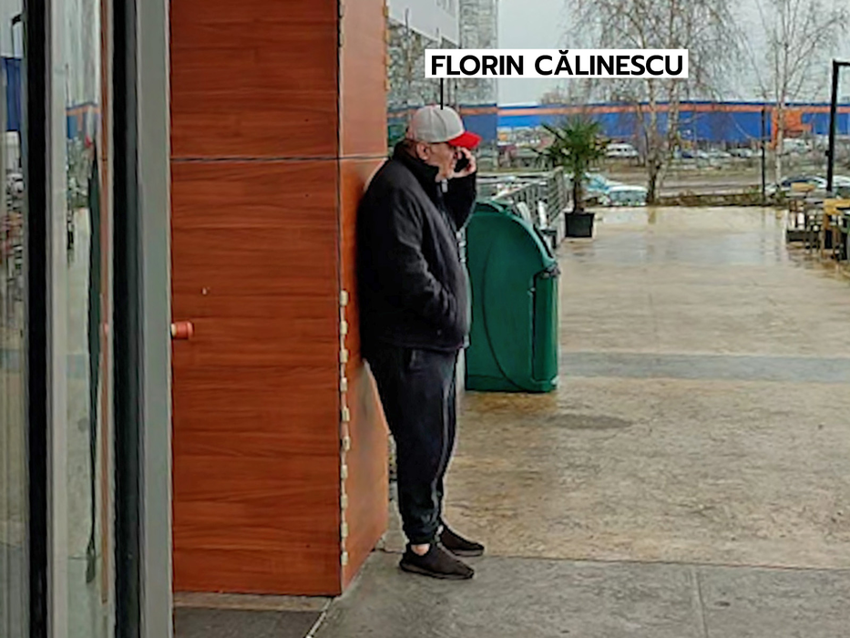 Florin Călinescu termină convorbirea la intrarea în mall (Foto: CANCAN.RO)