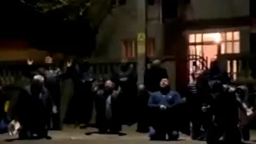 Zeci de dâmbovițeni au îngenuncheat și s-au rugat în plină stradă să scape de coronavirus, dar s-au pricopsit cu amenzi usturătoare. VIDEO
