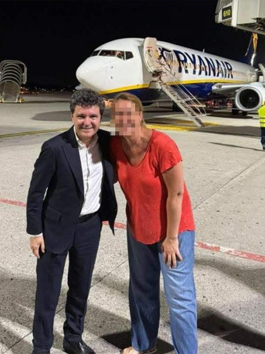 Nicușor Dan, alături de una dintre pasagere. (SURSA: FACEBOOK.COM)
