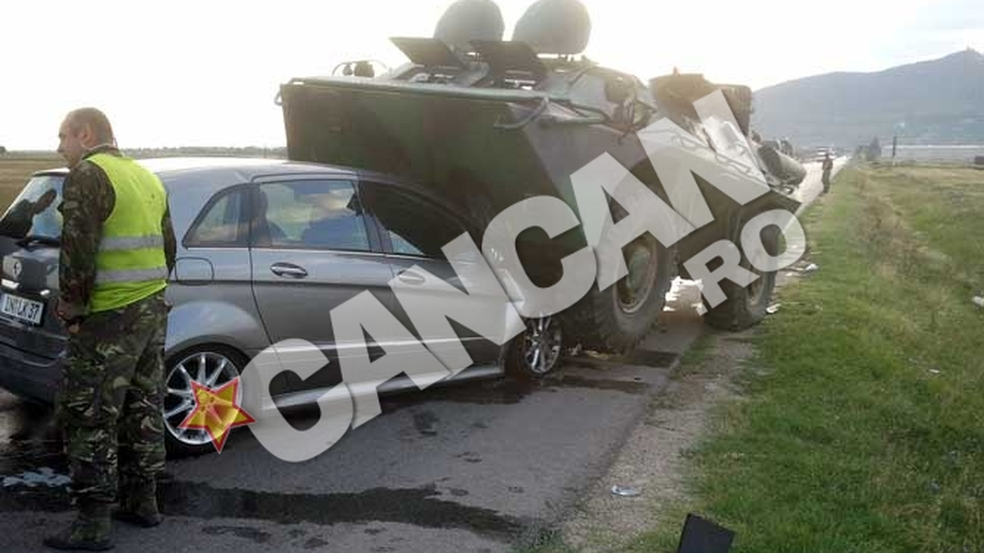 Un militar baut a intrat pe contrasens sI s-a urcat cu TAB-ul pe o masina!