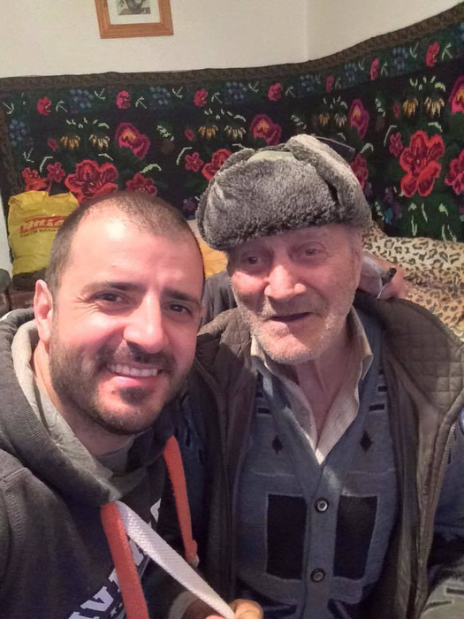 Acest bătrân din Suceava şi-a găsit sfârşitul în chinuri cumplite! Trăia în condiţii mizerabile, voluntarii i-au schimbat viaţa în bine, dar tragedia a lovit!