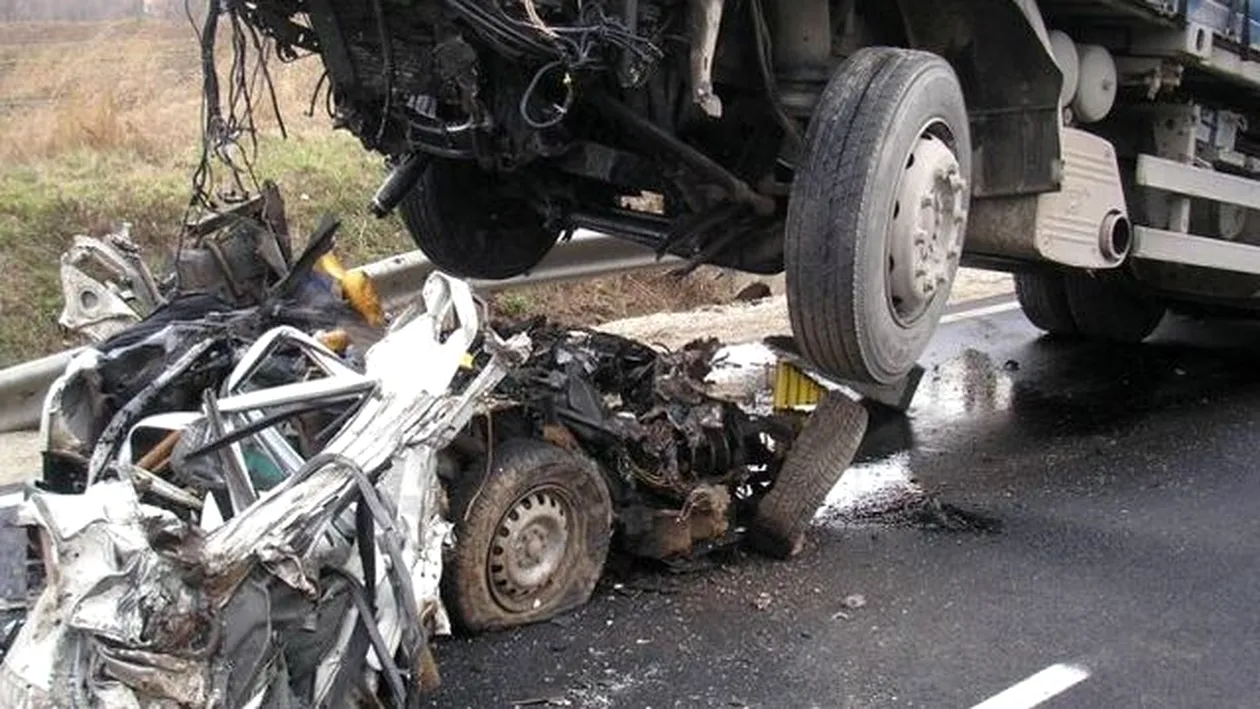 Accident tragic în Bihor. Un tânăr de 24 de ani a murit după ce un TIR i-a spulberat mașina
