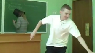 Nu mai exista pic de respect! O profesoara a plictisit atat de tare un elev, incat acesta i-a pus cosul de gunoi in cap - VIDEO Incredibil!