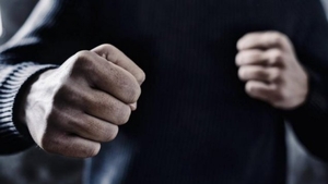Un agent șef ar fi bătut cu bestialitate un tânăr din Bacău, pe care îl bănuia că ar fi furat un sac cu fân