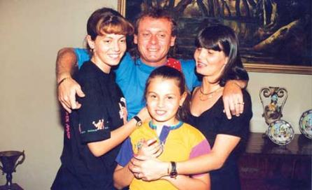 Ilie Balaci, alături de soția lui, Dana, și de cele dăuă fete ale lor